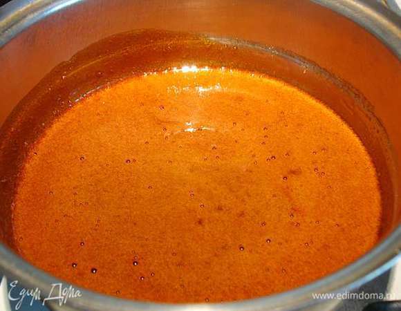 Карамелизуем сахар. В кастрюльку с толстым дном насыпаем сахар и ставим на большой огонь.  Когда сахар начнет плавится уменьшаем огонь до среднего. Ложкой не мешаем, а периодически снимаем кастрюльку с огня и медленно наклоняем то в одну то в другую сторону, чтобы помочь сахару плавиться одновременно.  