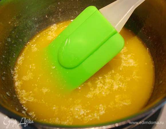 Параллельно растопим масло. В растопленное масло добавим мед и перемешаем. Смесь масла с медом должна быть горячей, чтобы не затвердела карамель. 