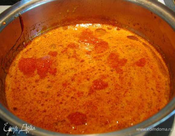 В горячую смесь масла с медом, помешивая, вливаем в карамель. Хорошо перемешиваем. При остывании карамели она будет становиться однороднее. 