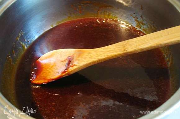 Охлаждаем карамельно-масляно- медовую смесь до 70 градусов. Быстрее будет если перелить ее в холодную миску. Если при переливании образуется пару кусочков карамели не переживайте, при выпечке коржей они растают.
