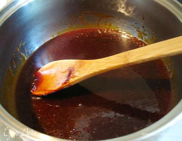 Охлаждаем карамельно-масляно- медовую смесь до 70 градусов. Быстрее будет если перелить ее в холодную миску. 
Если при переливании образуется пару кусочков карамели не переживайте, при выпечке коржей они растают. 