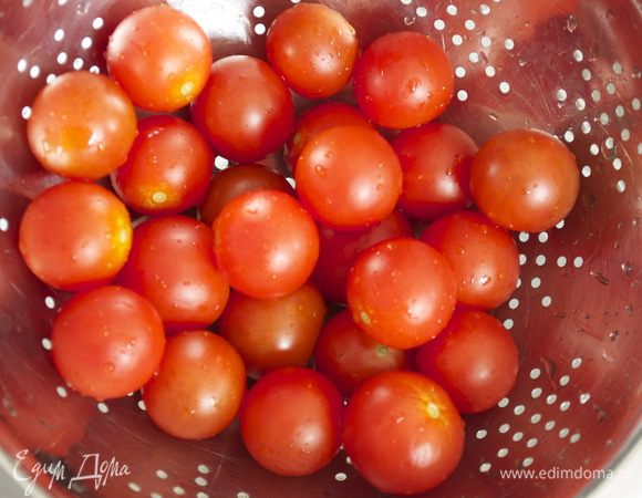 Подготовить и вымыть помидорки-черри. Для этого салата желательно выбрать томаты как можно более мелкого размера. 