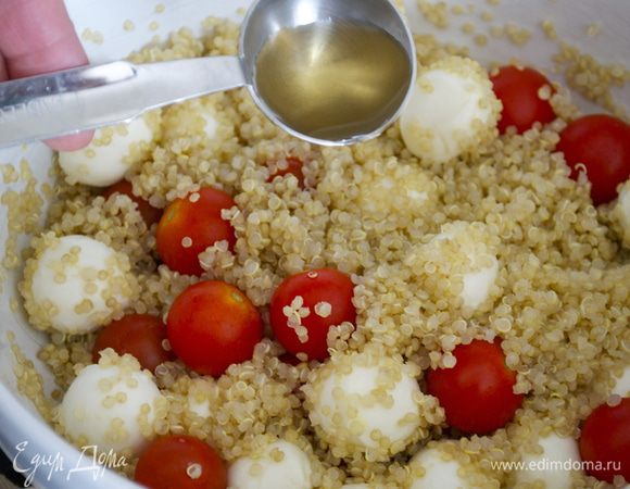 Смешать все ингредиенты в миске. Посолить и поперчить по вкусу. Заправить маслом и рисовым уксусом. По вкусу добавить немного сахара! 