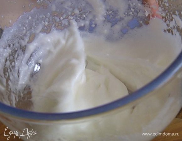 Белок взбить в плотную пену.