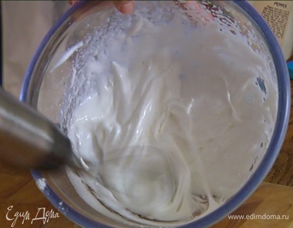 Всыпать соль и 2 ст. ложки сахарной пудры и взбить еще немного.