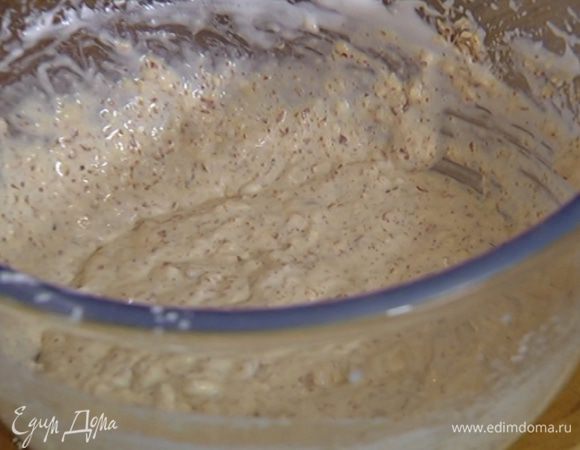 Добавить ванильный экстракт, сметану и измельченный миндаль, все перемешать.