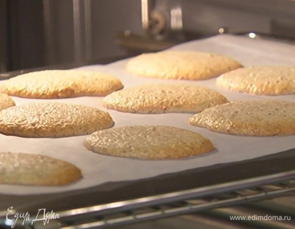 Выпекать печенье в разогретой духовке 8–10 минут. Готовое печенье посыпать оставшейся сахарной пудрой.