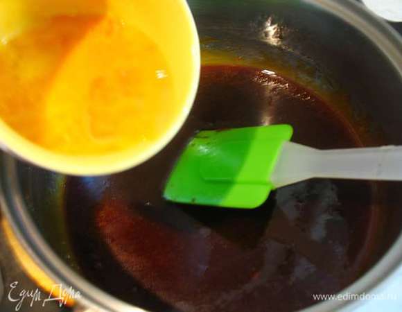 В остывшую карамельную смесь добавляем яйца и перемешиваем. 