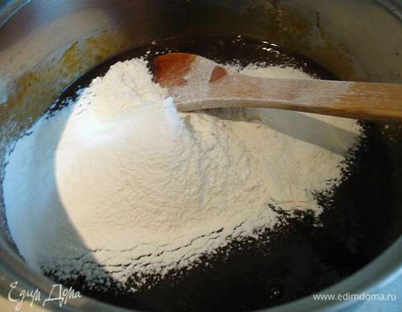 Добавляем треть муки и вымешиваем до однородного состояния. 
