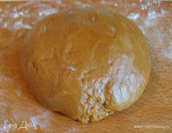 Добавляем оставшуюся муку и вымешиваем до однородности. Тесто получается мягким и липким. Накрываем тесто миской, чтобы оно  не обветрилось, и оставляем  остывать до комнатной температуры минут 5-10. Тесто имеет потрясающе карамельно-медовый аромат.  
