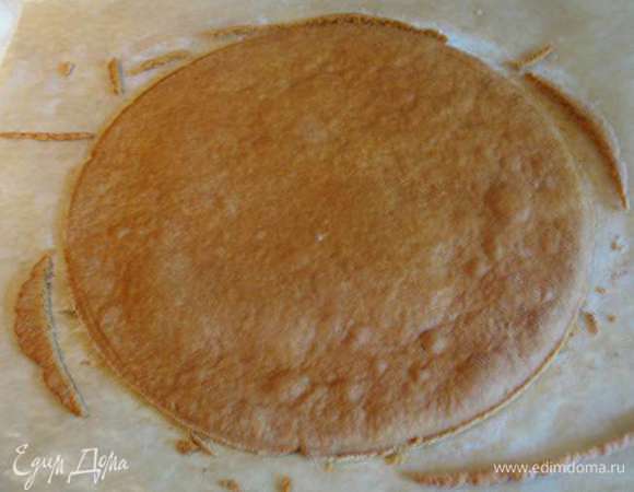 Перекладываем тесто с пергаментом на противень и выпекаем в разогретой до 160 градусов духовке 5 - 6 минут. 
     Тесто прокалывать вилкой не нужно!!!!!! 
Готовый корж сразу обрезаем, аккуратно снимаем с пергамента и отправляем на решетку охлаждаться. 