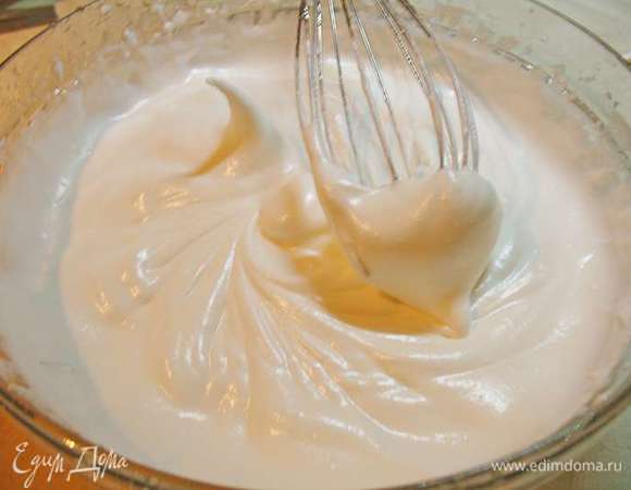 Переходим к крему. 
Готовим итальянскую меренгу. В кастрюльку насыпаем сахар и добавляем воду. Ставим на средний огонь и  варим сироп до температуры 118 градусов.  Белки взбиваем до образования пены.  Взбиваем белки и одновременно вливаем горячий сироп. Продолжаем взбивать на низких оборотах пока масса не станет комнатной температуры минут 10. Масса увеличится вдвое. 