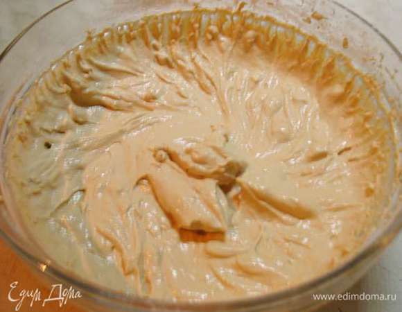 К сметане добавляем кофейный экстракт и взбиваем.  Если сметана не взбивается то нужно добавить загуститель сливок/сметаны. А можно попробовать добавить пару капель лимонного сока (слышала о таком способе, но еще не пробовала).