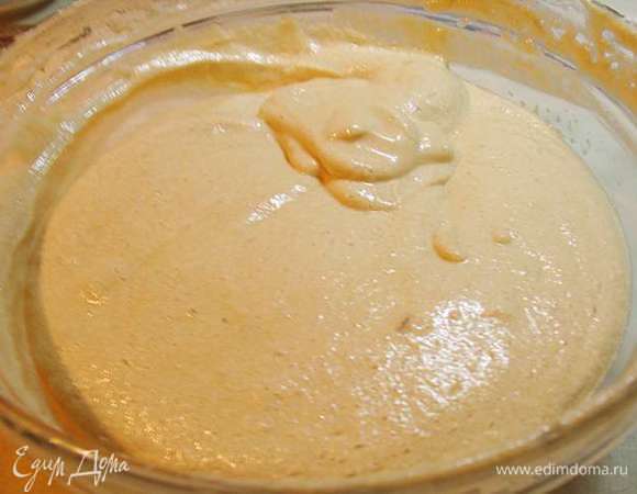 Добавляем меренгу к сметане и аккуратно при помощи лопатки перемешиваем наш крем. Крем готов, мне пришлось его охранять, чтобы не съели раньше.)))) 
Режем клубнику.