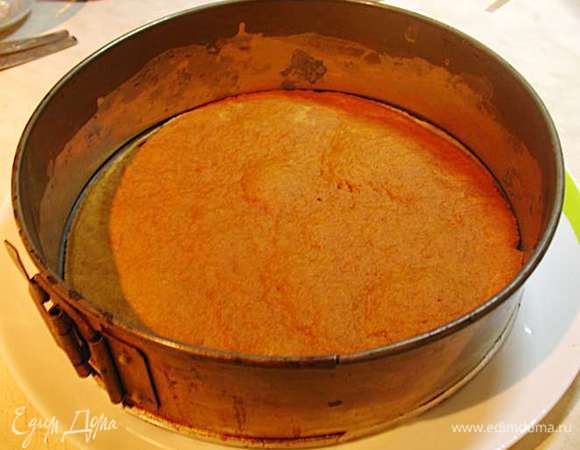 Собираем наш торт. 
Торт мне удобнее собирать в кольце. На тарелку кладем кольцо и укладываем первый корж.
