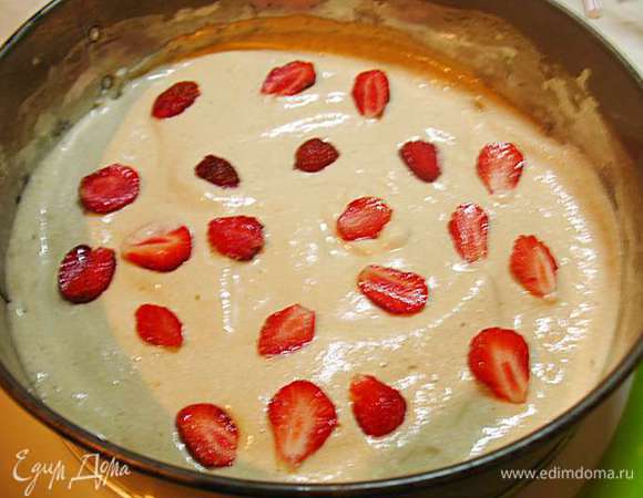 На корж 2 ст.л. крема и размазываем его. На крем сверху выкладываем клубнику.