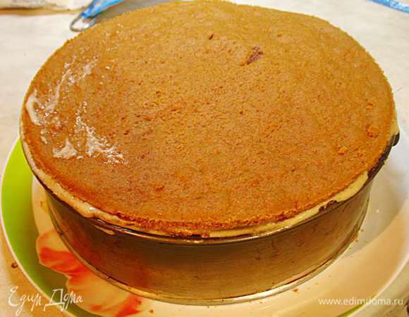 На клубнику второй слой и так повторяем до конца: корж - крем - клубника.....

Когда торт собран ставим его минимум на 2 часа в холодильник пропитываться (я ставила на ночь).