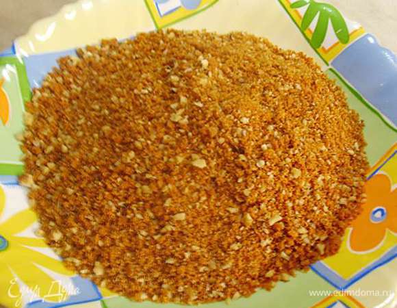 Из обрезков и орехов делаем крошку.