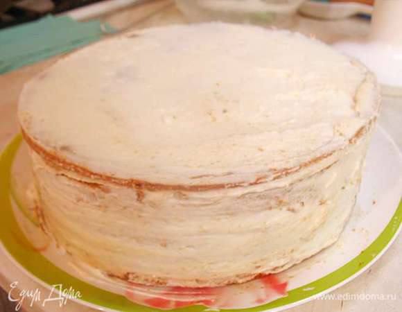 Дополнительно взбить сметану с сахаром, чтобы обмазать торт. 
Торт вынимаем из формы и обмазываем кремом.

