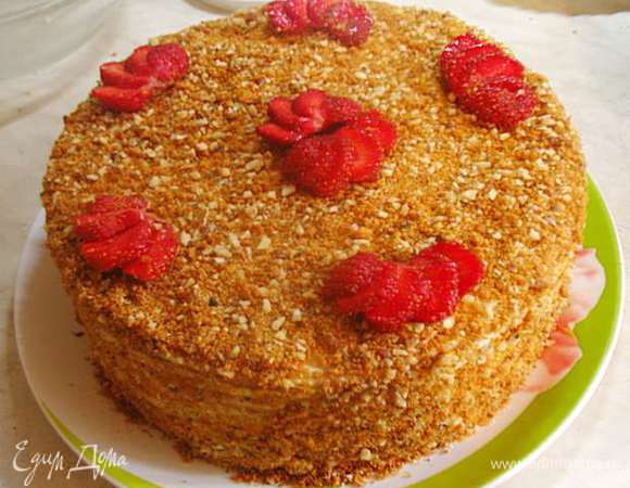 Обсыпаем крошкой и украшаем клубникой. Можно добавить листочки мяты, у меня ее не оказалось.  Торт готов.