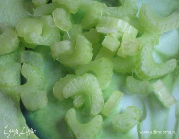 Сельдерей нарезать кружочками.