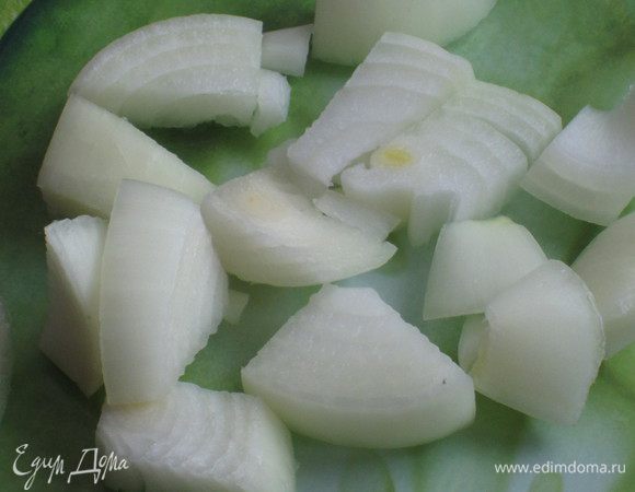 Лук крупно нарезать.