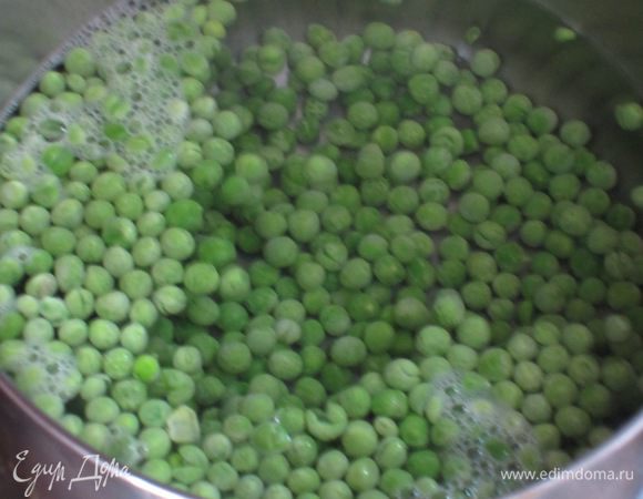 Горошек бланшировать в кипящей воде 5 минут,откинуть на дуршлаг.Опустить в холодную воду,затем снова откинуть на дуршлаг.
