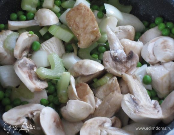 Посолить,поперчить,влить соевый соус,добавить лук,сельдерей,горошек,шампиньоны и готовить 2 минуты.Затем постепенно влить бульон ,накрыть крышкой и готовить на слабом огне 5 минут.