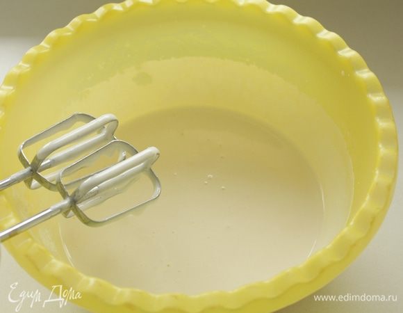 Яйца взбиваем с сахаром и ванильным сахаром  в пышную светлую массу.