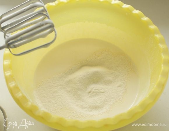  Добавляем смесь из муки и разрыхлителя. 