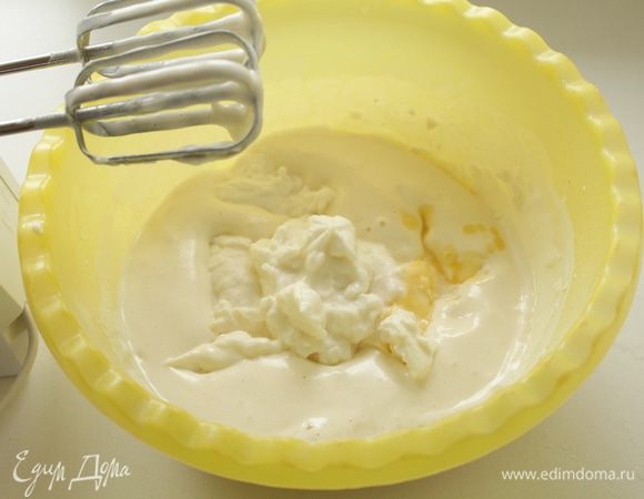 Теперь добавляем рикотту и мягкое сливочное масло, перемешиваем.