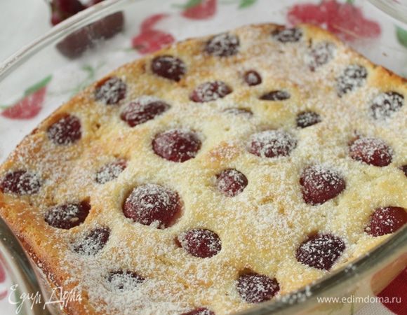 Тесто выкладываем в смазанную форму.Ягоды разрезаем пополам, убираем косточки и раскладываем сверху, немного вдавливая в тесто. Ставим форму с пирогом в разогретую до 200С духовку на 40-50 минут