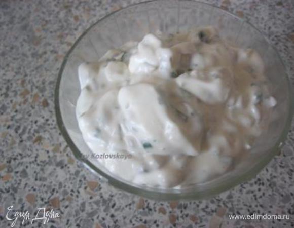 Добавить сметану.
* Можно и майонез)
Посолить, поперчить по вкусу.
Перемешать.