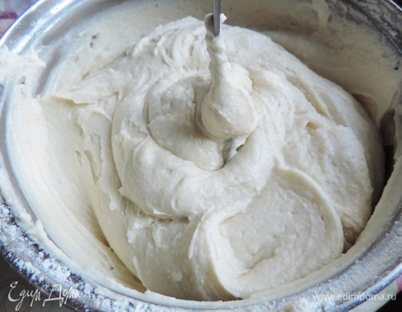 Приступим! Размягченный маргарин взбиваем миксером. Постепенно добавляем сахарную пудру и вливаем по чуть-чуть молока. Добавляем ванильный сахар или ванилин по вкусу и всыпаем муку. Количество муки вас может немного испугать, особенно, когда будете добавлять ее в тесто. Оно может показаться вам слишком густым. Но это нормально. Я советую добавить сначала 3 стакана муки и попробовать выпечь вафлю, если она прилипает к поверхности вафельницы — муки маловато. Добавьте оставшуюся муку. Вымесите ложкой до получения однородного теста.