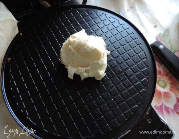 Перед выпеканием первой вафли поверхность вафельницы смазываем растительным маслом. Выкладываем немного теста. Я выкладываю столовую ложку без верха. Выпекаем вафлю в соответствии с рекомендациями к вашей вафельнице.