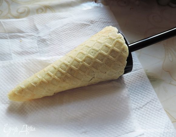 Еще горячую вафлю скручиваем конусом. Я делаю это при помощи бумажных салфеток и конуса для формовки вафель.