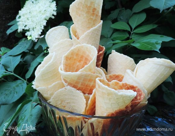 Вот столько прекрасных вафель у нас получилось. Если вы не планируете наполнять вафли мороженым, то можете скрутить их в трубочку и просто кушать с чаем или кофе)) Чтобы вафли долго сохранились хрустящими, после остывания сразу же сложите их в герметичный контейнер и храните в сухом месте. Приятного аппетита!