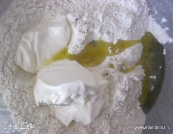 Добавить майонез, оливковое масло.