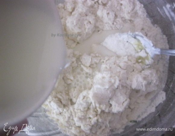 Теплое молоко.
Замесить тесто, понемногу добавляя оставшуюся 1/4 часть муки.