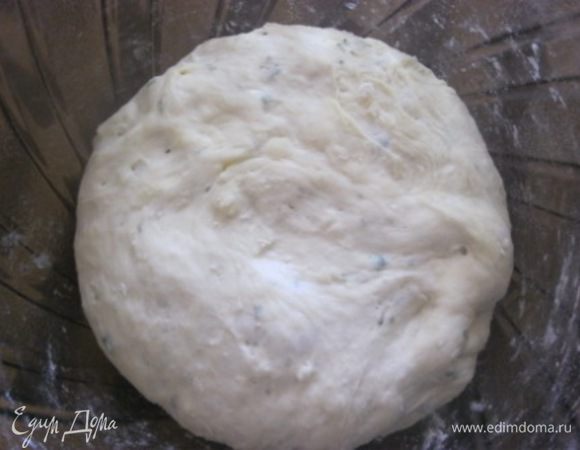 Выложить тесто на поверхность присыпанную мукой и месить минут 5.
Сформировать шар, накрыть миску полотенцем и оставить на 1.5-2 часа, до удвоения в размере.