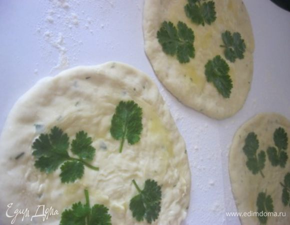 Разделить тесто на 5 - 6 частей и раскатать в круг.
Накрыть полотенцем и оставить на 15 минут.
Включить духовку.
После чего, смазать лепешки растопленным сливочным маслом.
Посыпать зеленью и зирой, чуть-чуть придавить зелень, можно скалкой.
Выложить на противень.
Выпекать 20-25 минут, при температуре 180 С.
Смазать готовые лепешки растопленным маслом.
