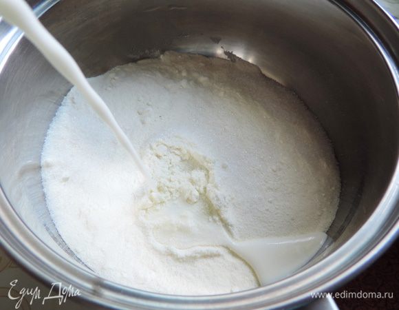 Пока карамель остывает, приготовим заварную основу для мороженого. Смешиваем в кастрюльке сахар, сухое молоко (оно придаст особый привкус и выступит в роли загустителя). Вливаем 400г сливок и перемешиваем, чтоб не было комочков. Отправляем кастрюльку на средний огонь.