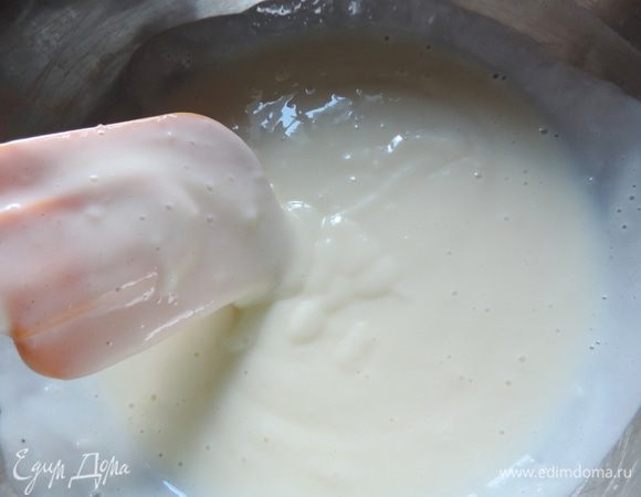 Крахмал растворяем в 100 г сливок и вливаем в кипящую сахарно-молочную смесь, постоянно помешивая. Варим до загустения, при постоянном помешивании. Смесь остудить до комнатной температуры.