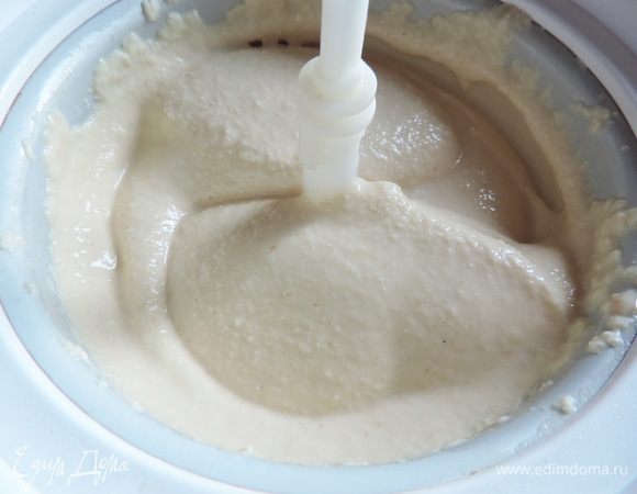 Если у вас есть мороженица, поступайте в соответствии с рекомендациями инструкции. Я отправляю смесь в морозилку, пока она не остынет практически до нуля градусов, затем переливаю ее в мороженицу и через полчаса мороженое готово. Его я перекладываю в контейнер (в данном случае  выход готового продукта почти 1,5л) и замораживаю в морозилке.
Если мороженицы нет - переливаем смесь в контейнер, отправляем в морозилку. И в процессе замерзания мороженого достаем раза три с интервалом в полчаса и взбиваем миксером, погружным блендером, либо просто перемешиваем ложкой, чтоб предотвратить образование кристалликов льда.