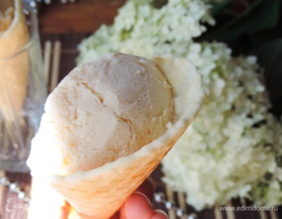 Готовое мороженное раскладываем по креманкам или наполняем вафельные стаканчики. Их можно купить готовые или испечь самим. Как это сделать смотрим тут http://www.edimdoma.ru/retsepty/67164-vafli-dlya-morozhenogo.