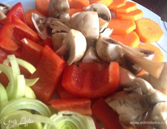 Овощи помойте. Морковь почистите, у болгарского перца удалите плодоножку и семена. Нарежьте.