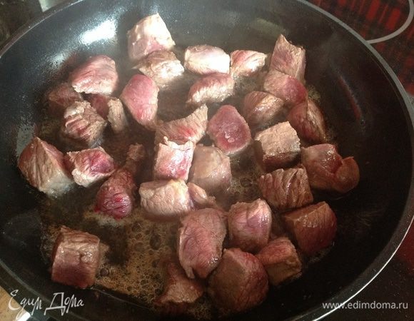 Большую сковороду подогрейте, налейте растительное масло и обжарьте мясо.