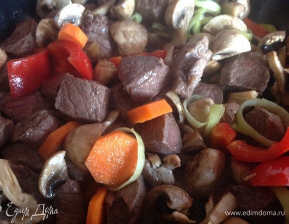 Добавьте овощи, посолите  и поперчите.