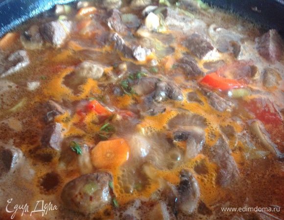 Налейте томатный сок и 200 мл горячей воды, приправьте листьями тимьяна. Сразу как закипит сделайте огонь тише и накройте крышкой. Готовьте примерно 1 час 30 минут (до мягкости мяса). Если потребуется добавьте горячей воды.