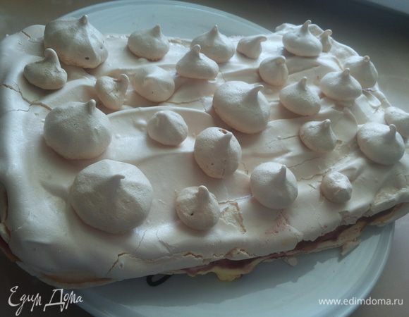 Одну остьвшую меренгу  смазываем сперва кремом маскарпоне, затем тонким шаром  винным соусом и накрываем второй.